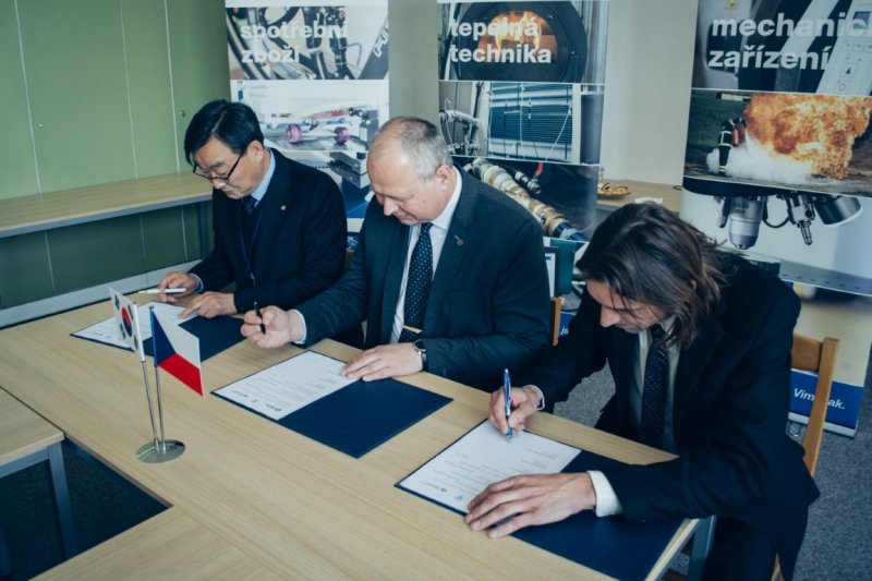 SZU signed a trilateral cooperation agreement with KGS and FTZU